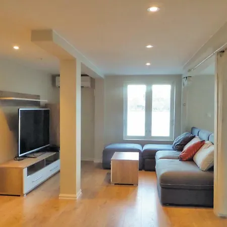 Three-bedroom In Lägenhet Skånevik